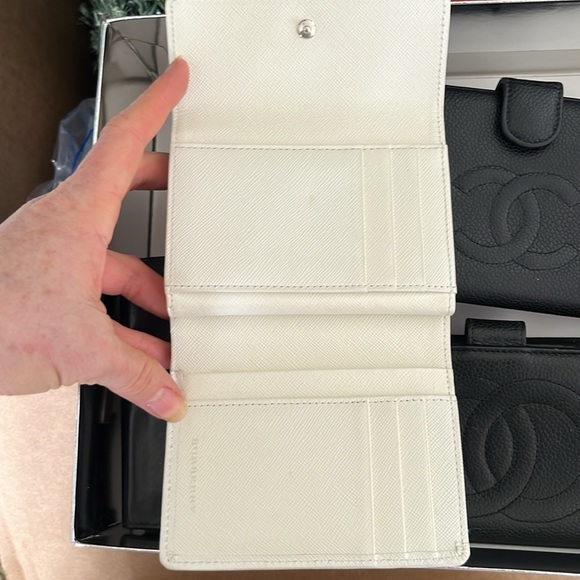 Burberry London bifold with kiss lock crossbody option Pristine condition - Picture 7 of 8